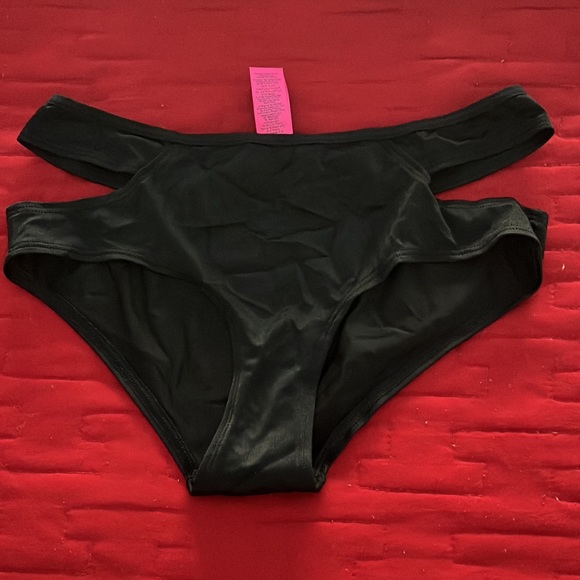 Black bikini - Picture 2 of 6